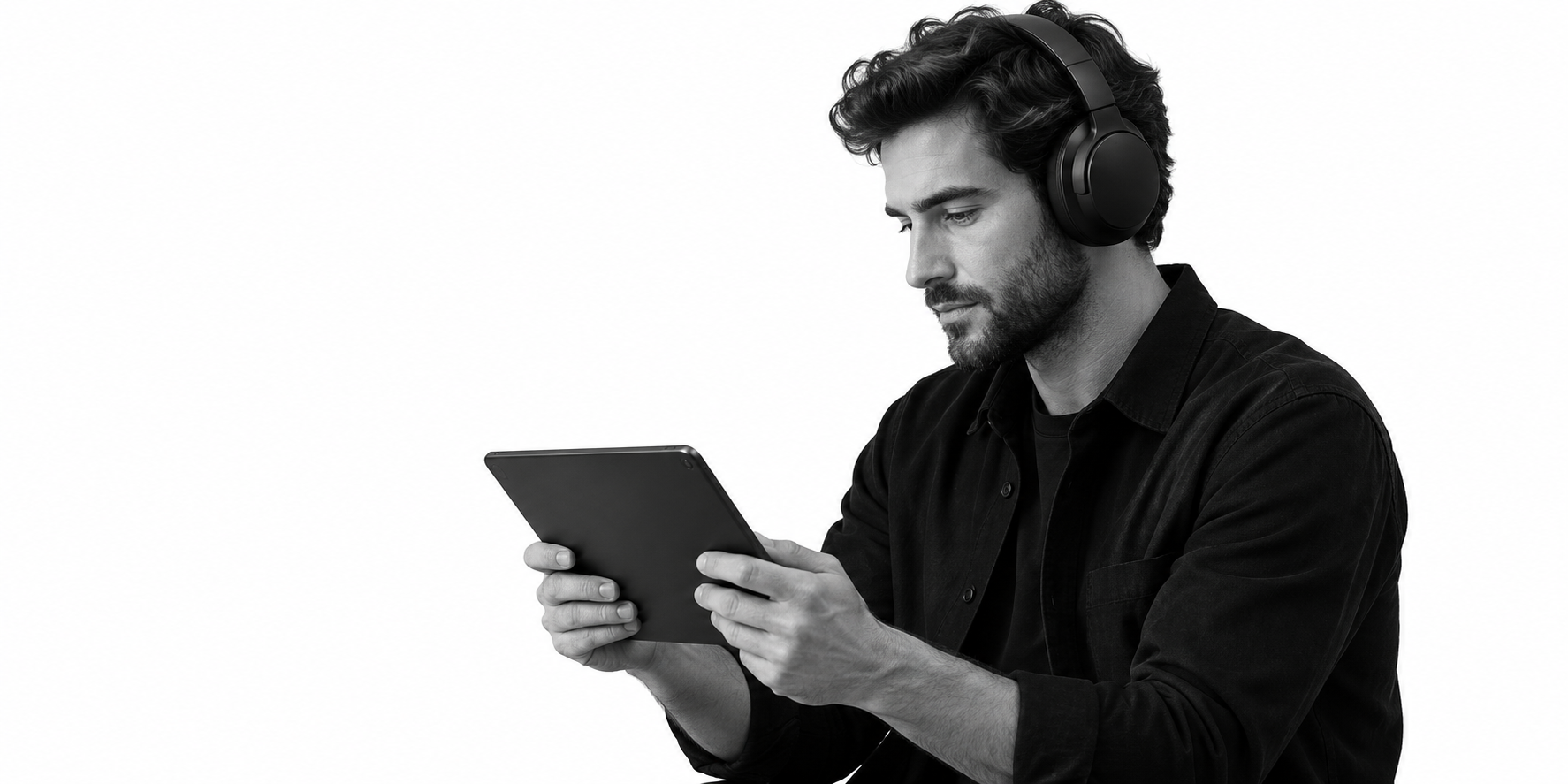 کاربری در حال تماشای محتوا روی تبلت با هدفون